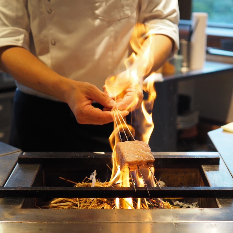 鉄板焼き善の藁焼きの写真